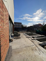 Szeged közkedvelt városrészében, Újszegeden, modern technológiával épülő napfényes ikerház épített medencével eladó.
A...