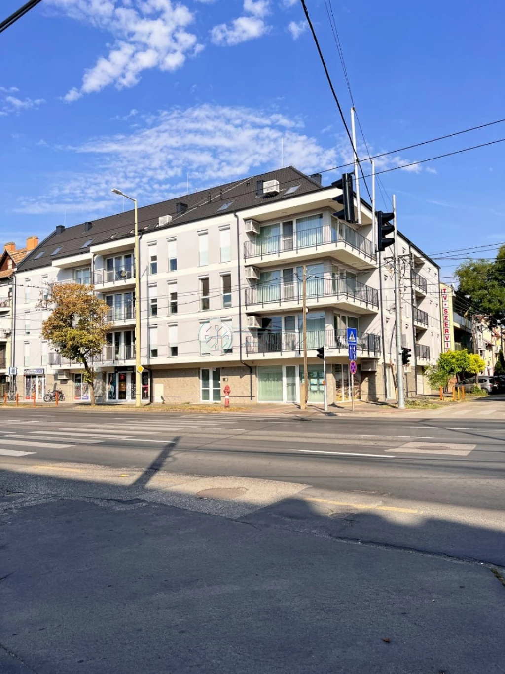 Szegeden eladó új építésű, 28 lakásos társasház – üzletekkel, irodával és garázsokkal.

Eladásra kínálunk Szeged egyik...