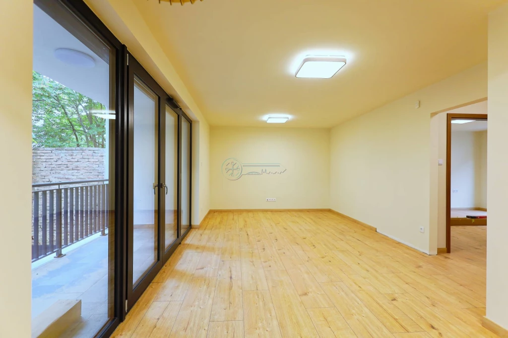 Újszegeden most épülő nappali + 3 hálószobás családi ház emelt szerkezetkész állapotban megvásárolható. (Az egyik épület már...