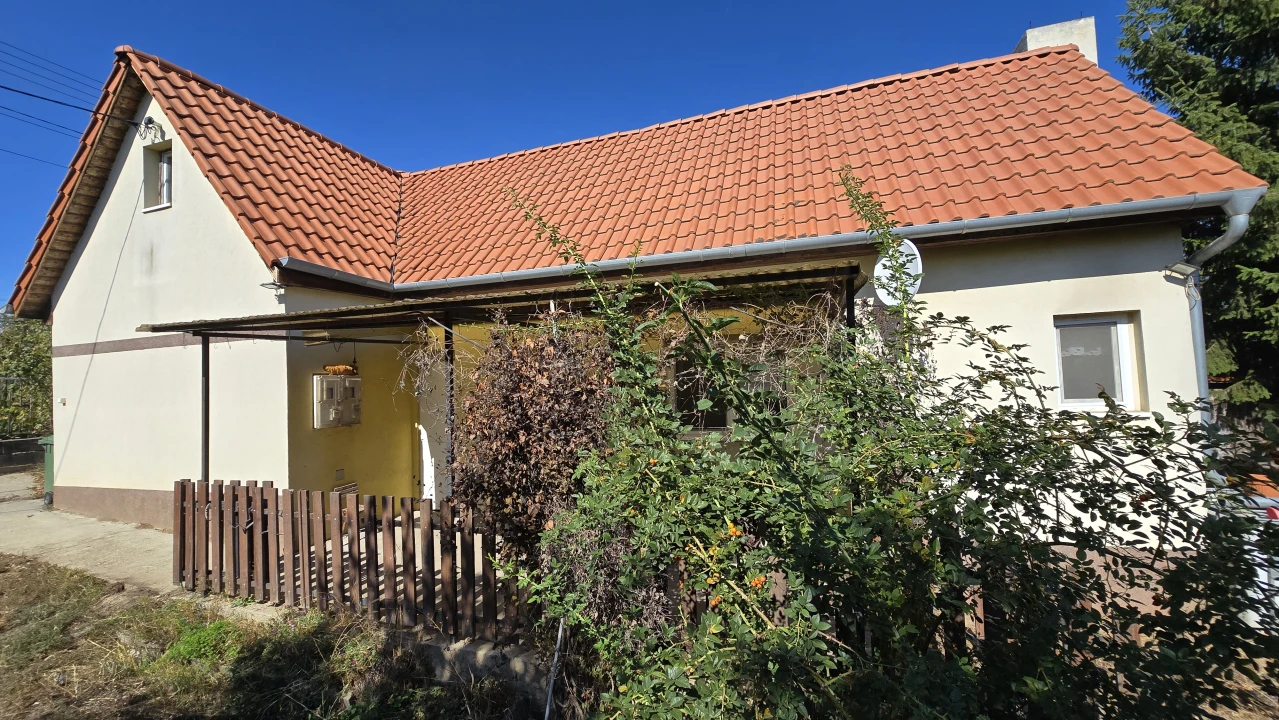 Eladó hétvégi ház, Kulcs, Hársfa utca 16