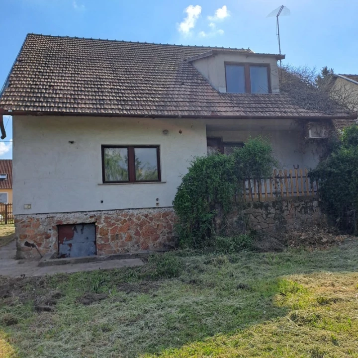 Eladó családi ház, Gomba