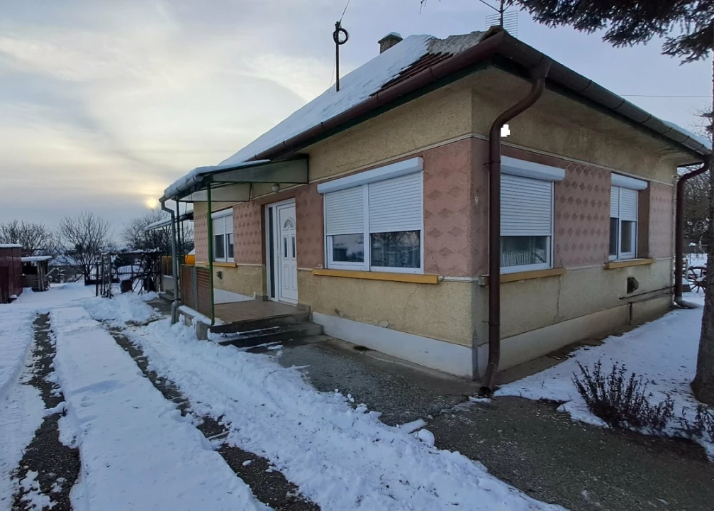 Eladó családi ház, Gomba