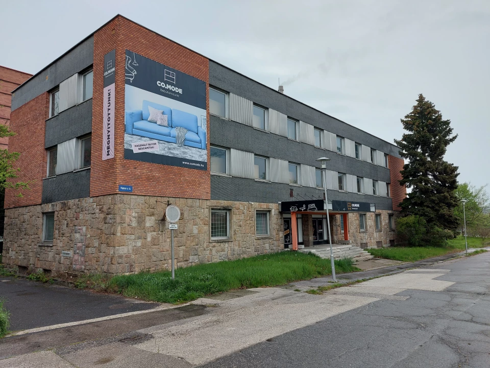 Eladó egyéb kereskedelmi-ipari, Tatabánya, Népház utca 12