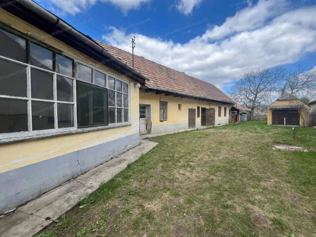 Kecskéden felújítandó családi ház eladó