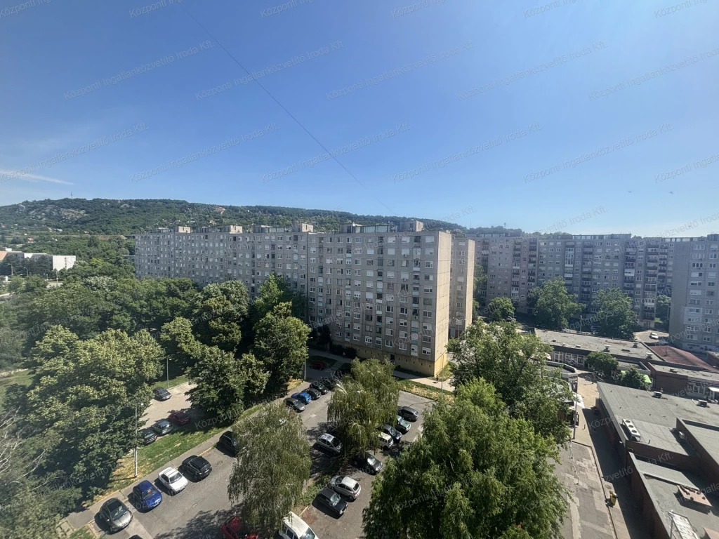 Tatabányán, Újvárosban, 3,5 szobás, felújított lakás eladó