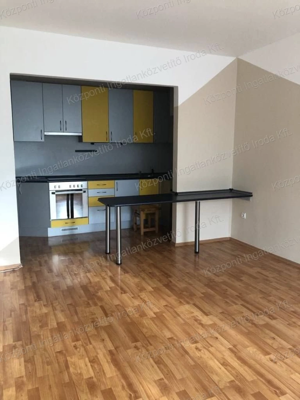 Tatabányán Sárberekben, 53 m2-es, 3. emeleti, kilépős lakás eladó