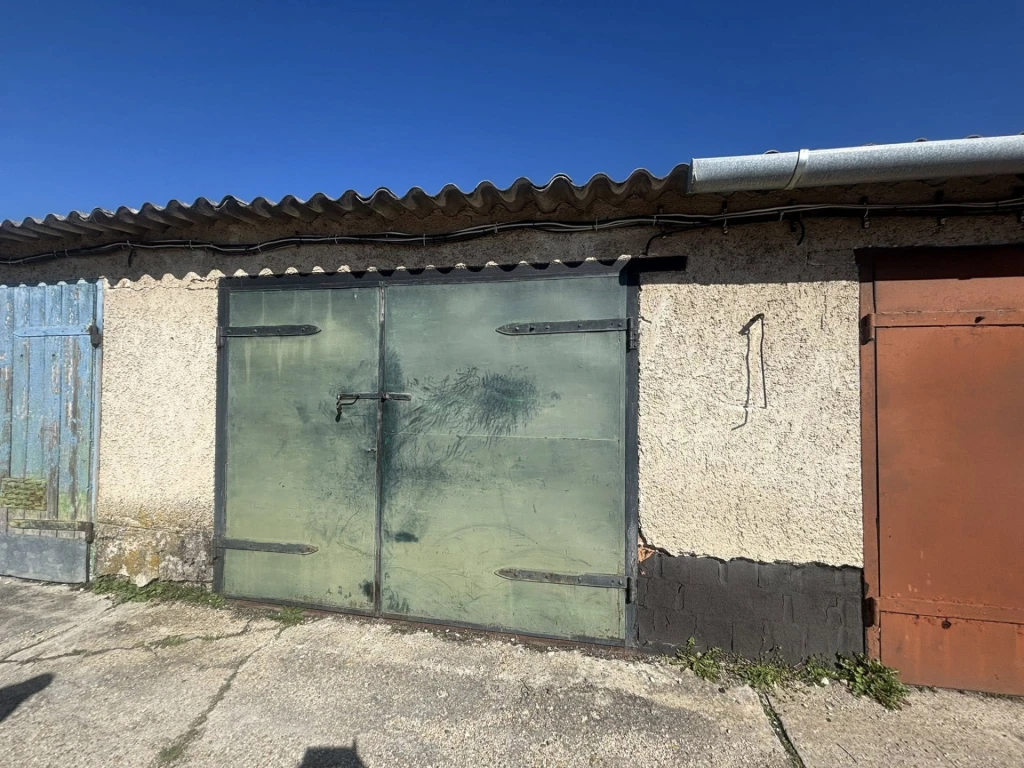 c3-1-name c2-74-name, Oroszlány, Tüzép sor