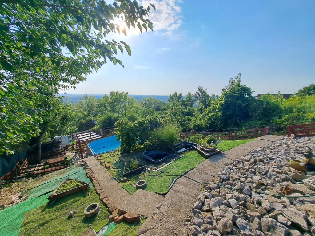 Tatabányán, a Turul hegyoldalon, zárkerti ingatlan, állandó lakhatásra alkalmas családi házzal eladó