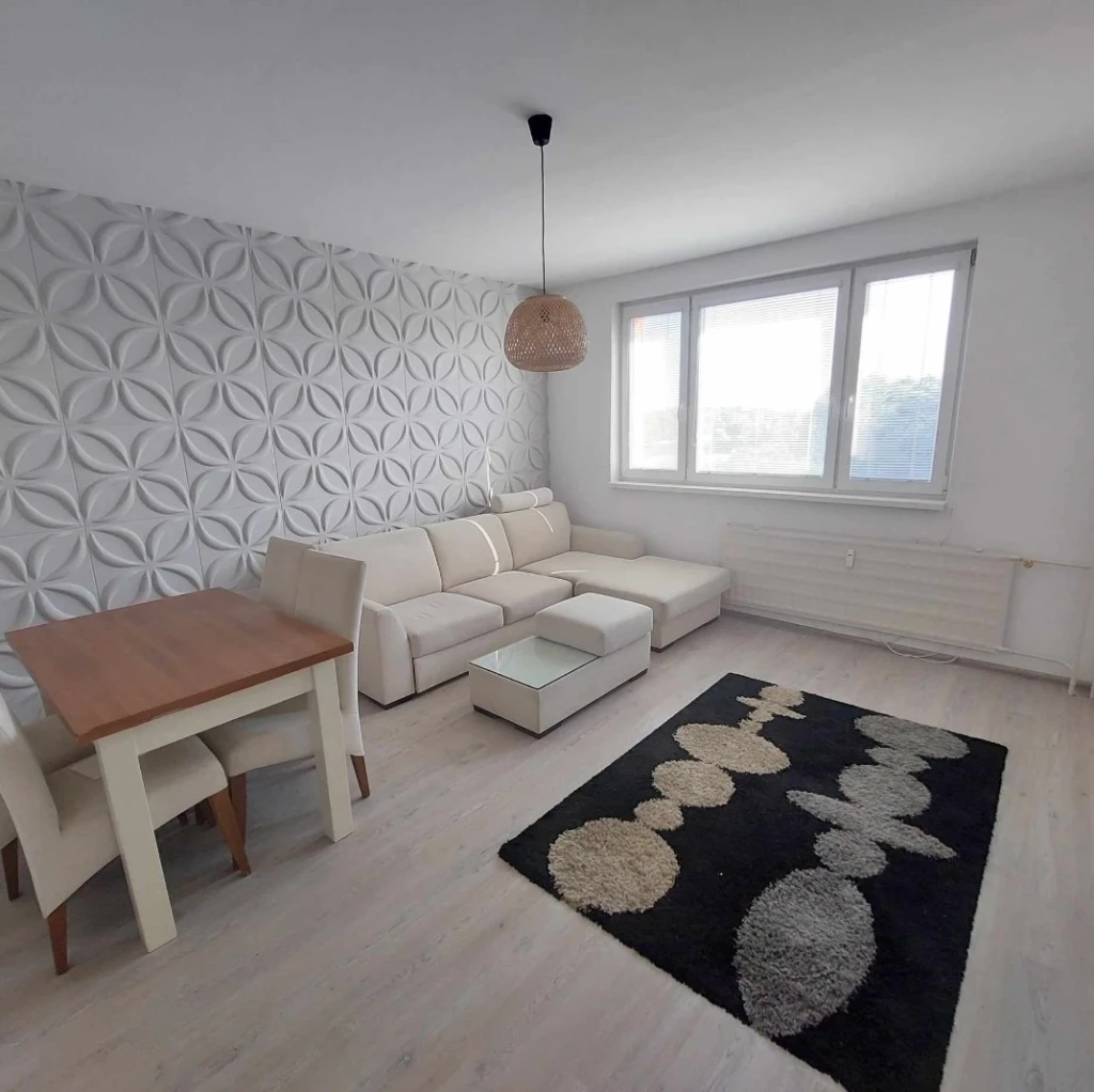 Komárnóban, Komáromhoz közel, 2 szobás felújított lakás kiadó