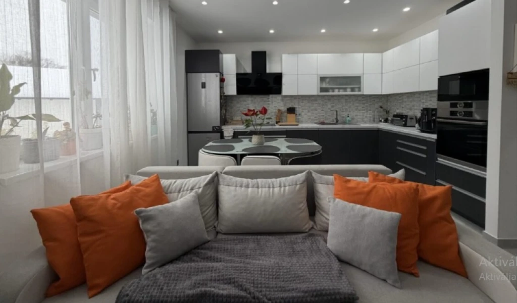 Tatabányán,  Bánhidán, felújított  3 szobás ikerház eladó