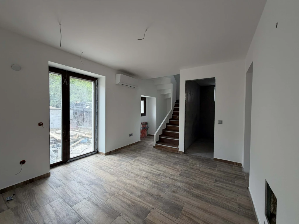 Környén, az Április utcában, teljes körűen felújított családi ház eladó