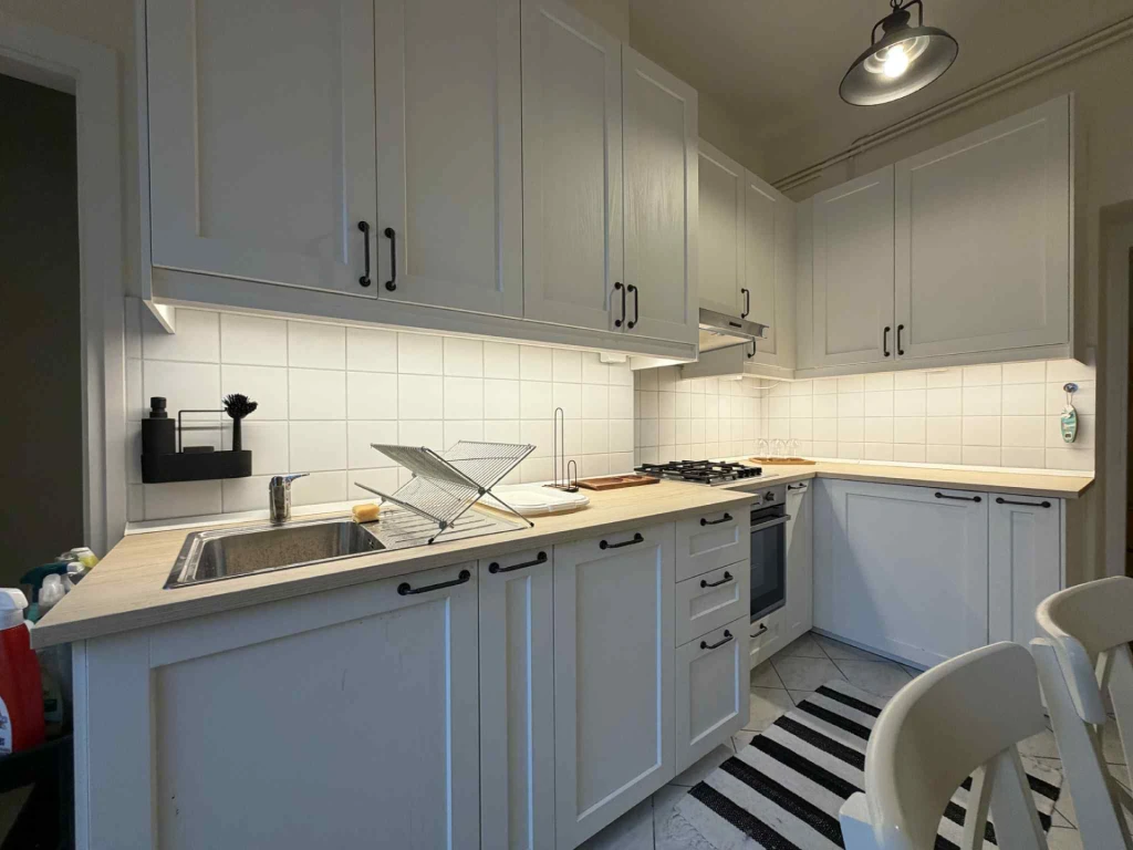 Tatén, a Kastély téren, földszinti, 2 szobás lakás kiadó