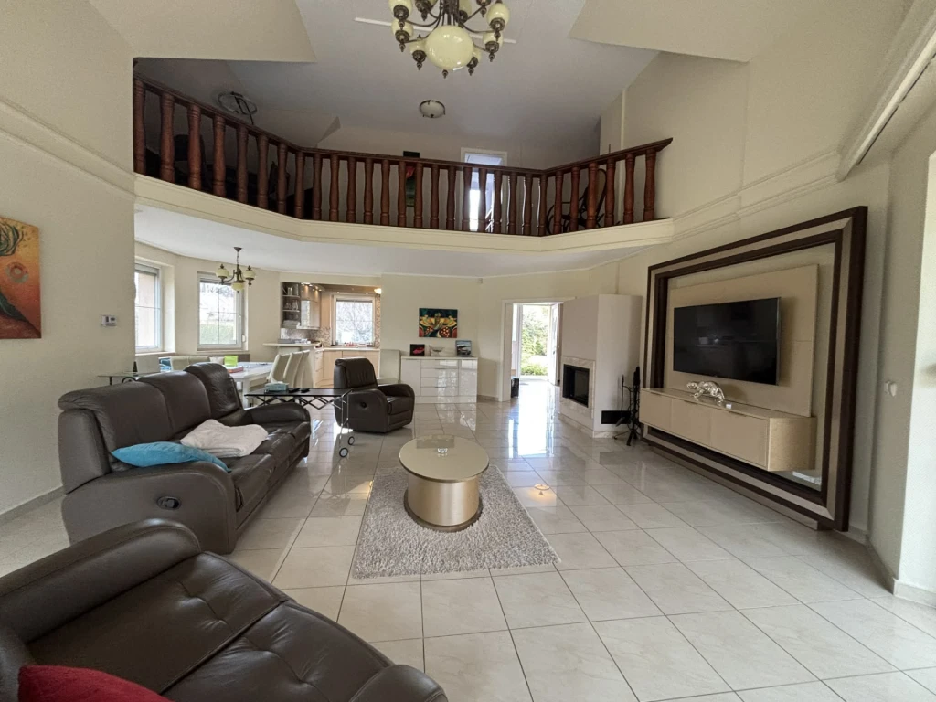 Tatán, a Fácánoskert lakóparkban, felújított, modern, igényes, családi ház eladó