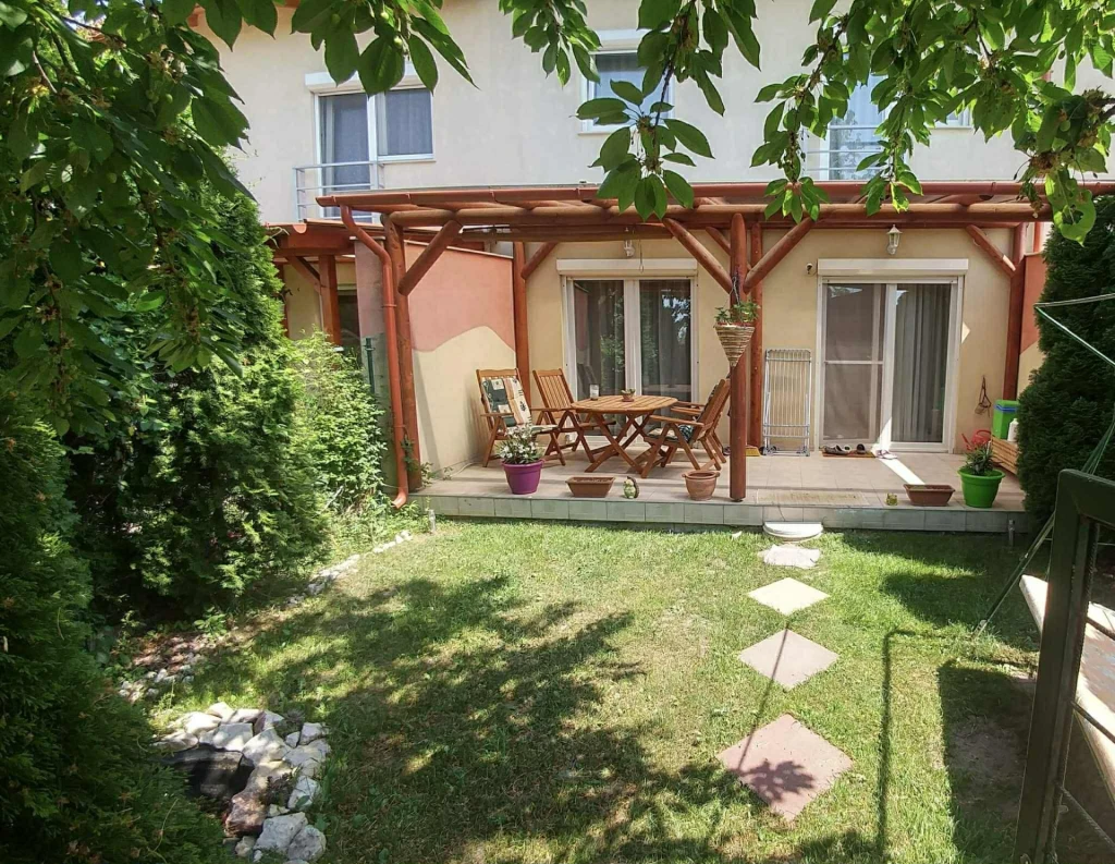 Tatabányán Bánhidán, felújított sorház eladó.