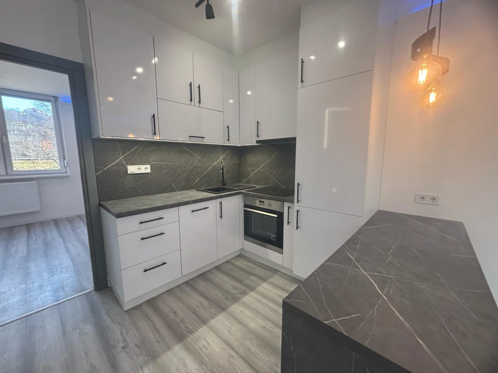 Tatabányán, Újvárosban, felújított, egyedileg átalakított, 55 m2-es, erkélyes lakás kiadó