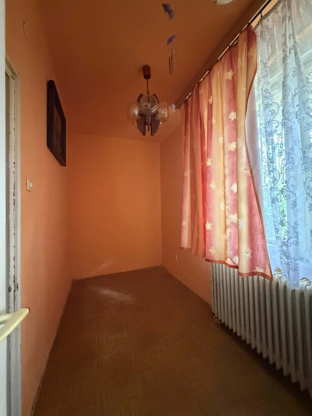 Tatabányán, Újvárosban, a Fő tér szívében, zöldövezeti, földszinti lakás eladó