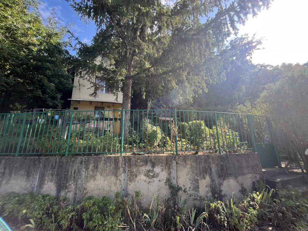 Tatabányán, a Turuloldalon, eladó nyaraló, 644 m2-es telekkel - 25 M Ft-os IRÁNYÁRON