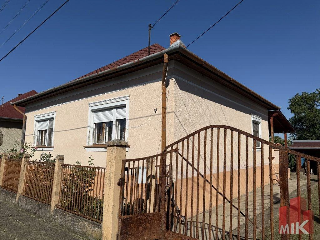 Bánrévén rendezett családi ház melléképületekkel eladó