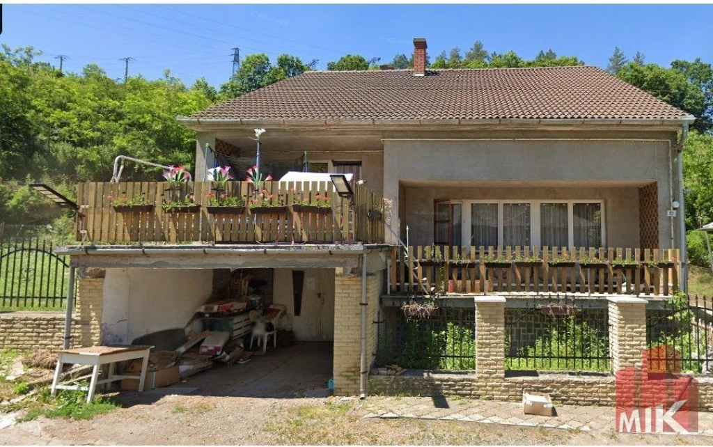 Városközponthoz közeli kétszintes családi ház eladó!