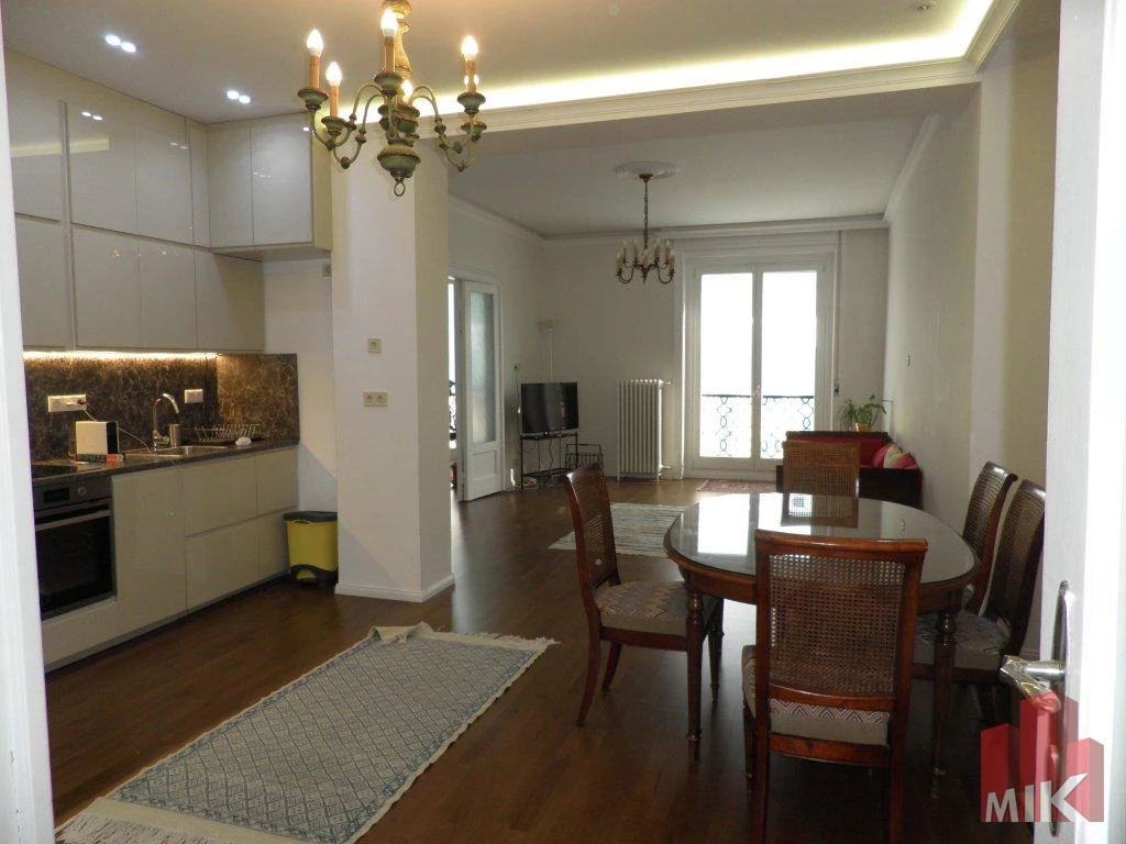 Felújított, exkluzív polgári lakás kiadó az Astoriánál!