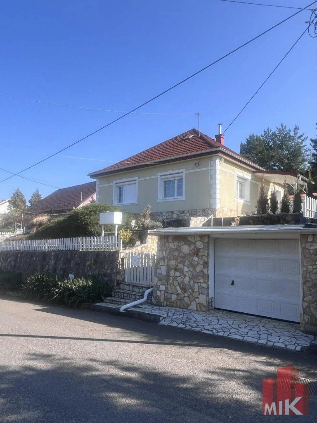 3 szobás családi ház Salgótarjánban – nagy telekkel, erdőkapcsolattal, garázzsal