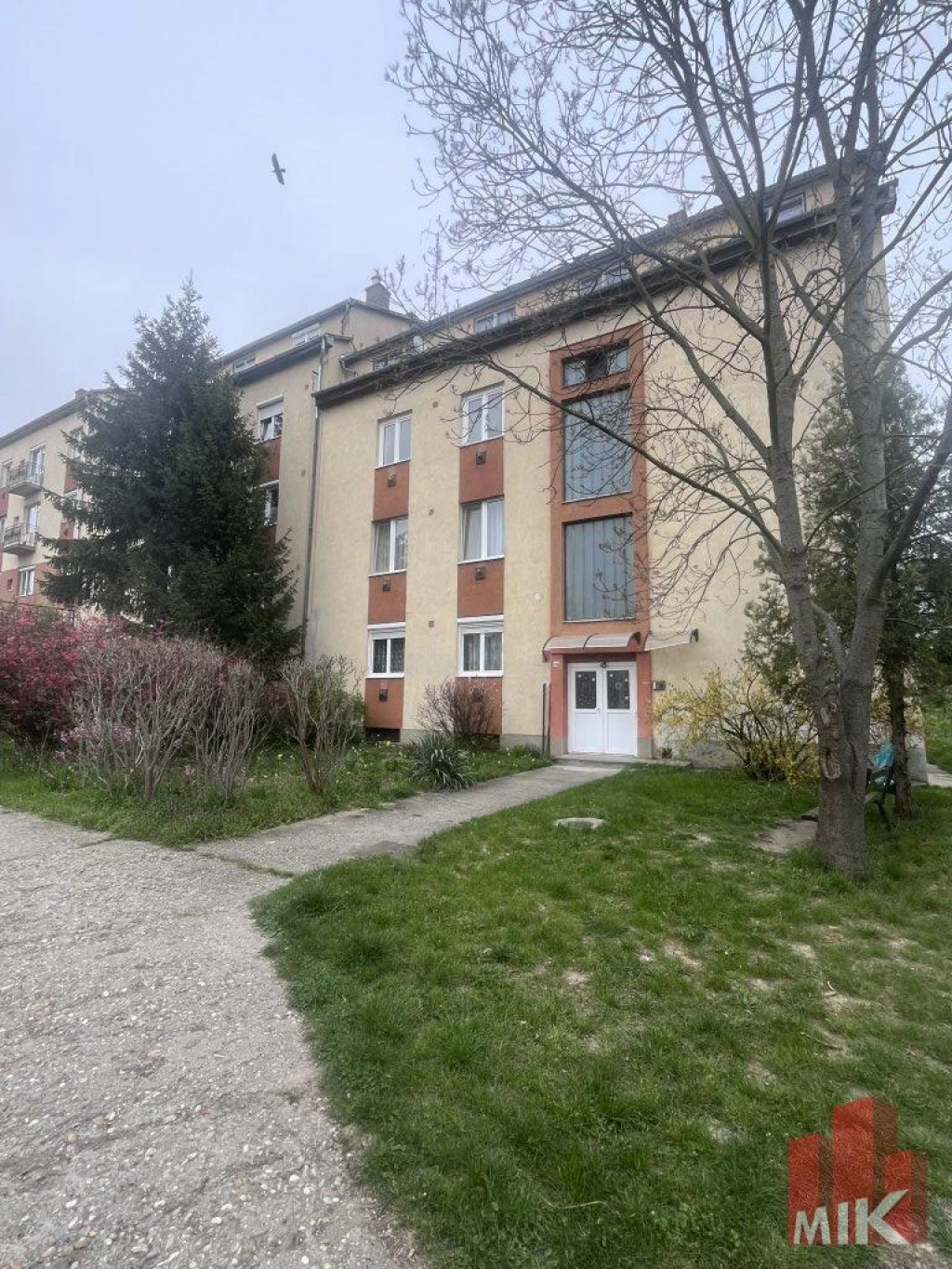 Bátonyterenyény  központi helyen lévő, kétszobás lakás eladó!