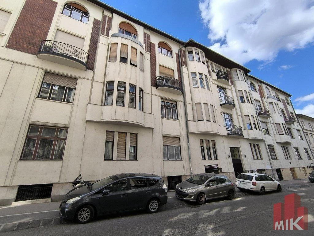Buda, Víziváros, patinás környék, csendes társasház és magasföldszinti lakás