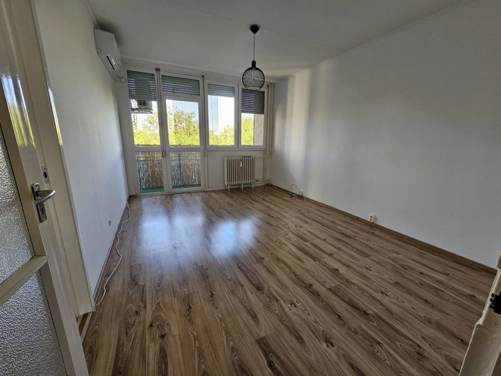 Eladó 54 m2 panel lakás, Debrecen
