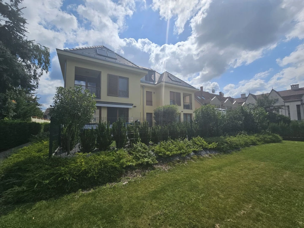 Eladó 66 m2 tégla lakás, Debrecen
