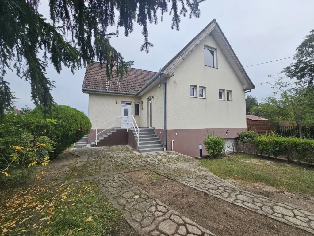 Eladó 208 m2 családi ház, Debrecen