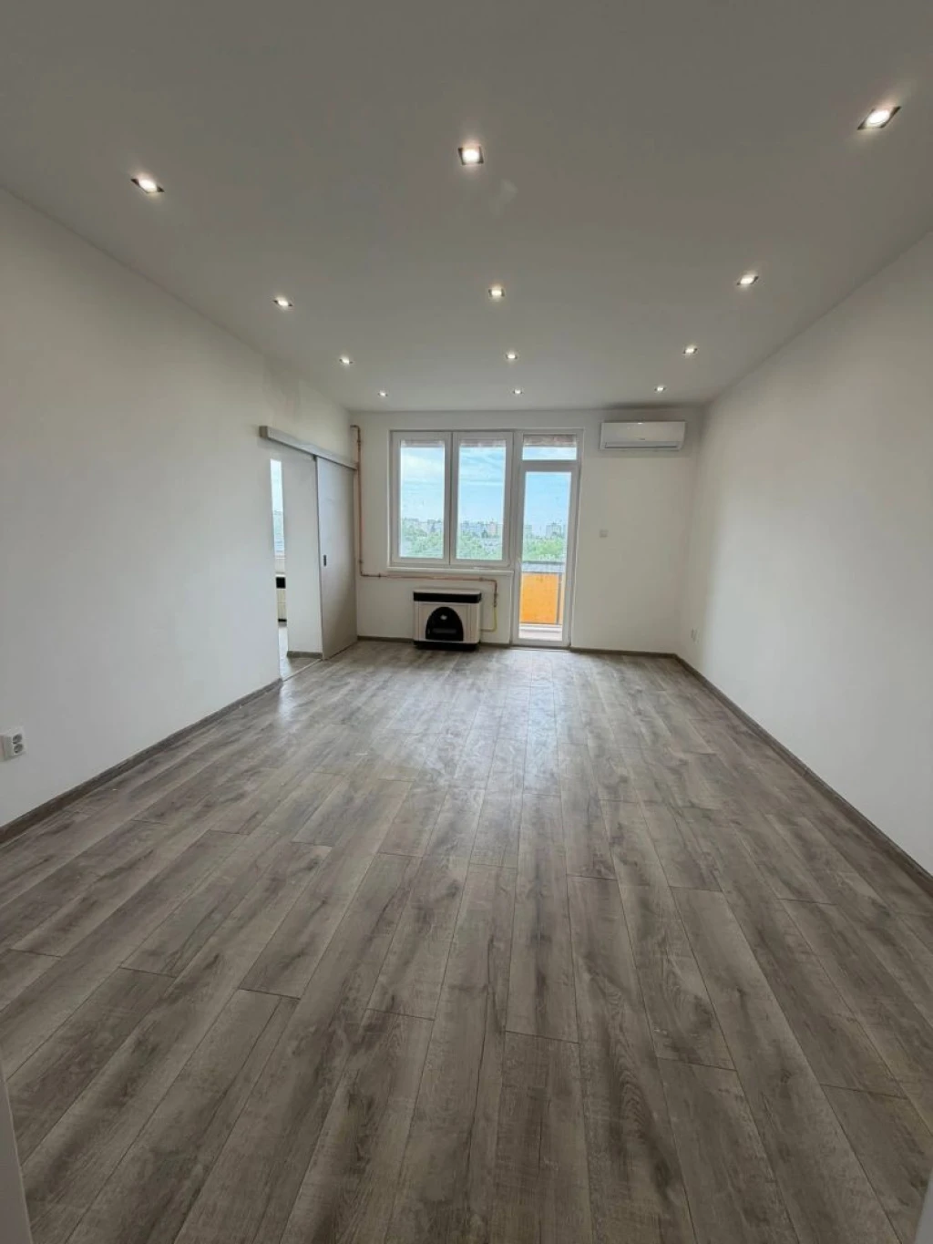 Debrecen, Libakertben teljesen felújított, 2 szobás, modern lakás eladó