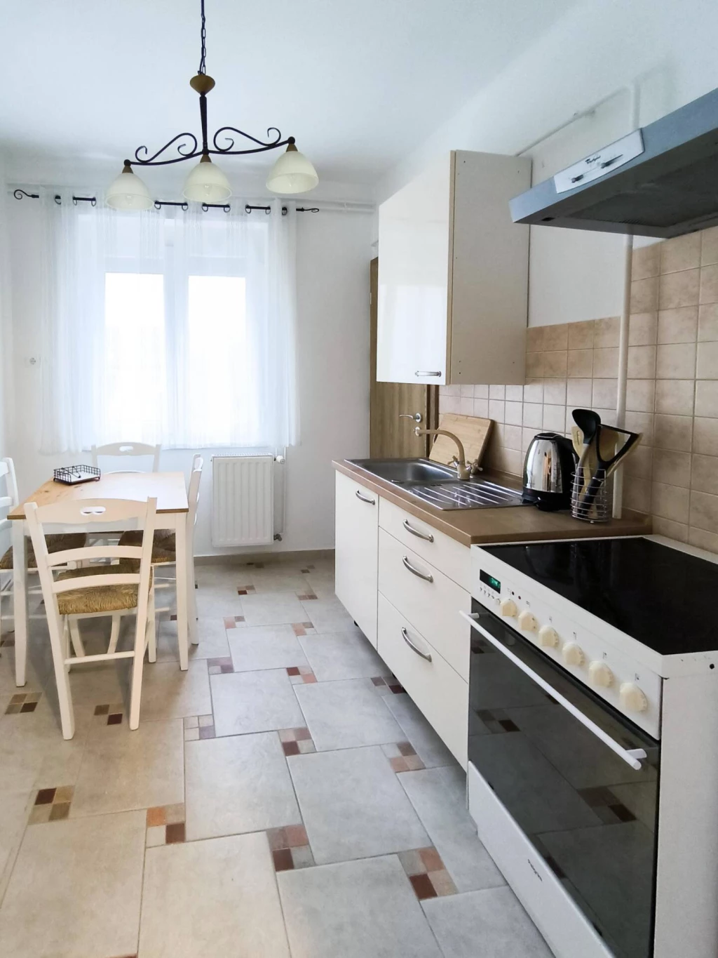 Bútorozott 2 és félszobás lakás Pakson kiadó.