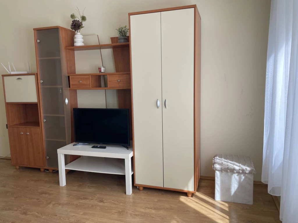 Pakson 52 nm-es földszinti lakás kiadó.