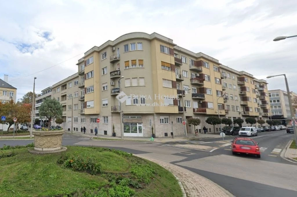 Eladó lakás, Győr