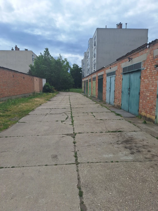 Eladó egyedi garázs, Szolnok