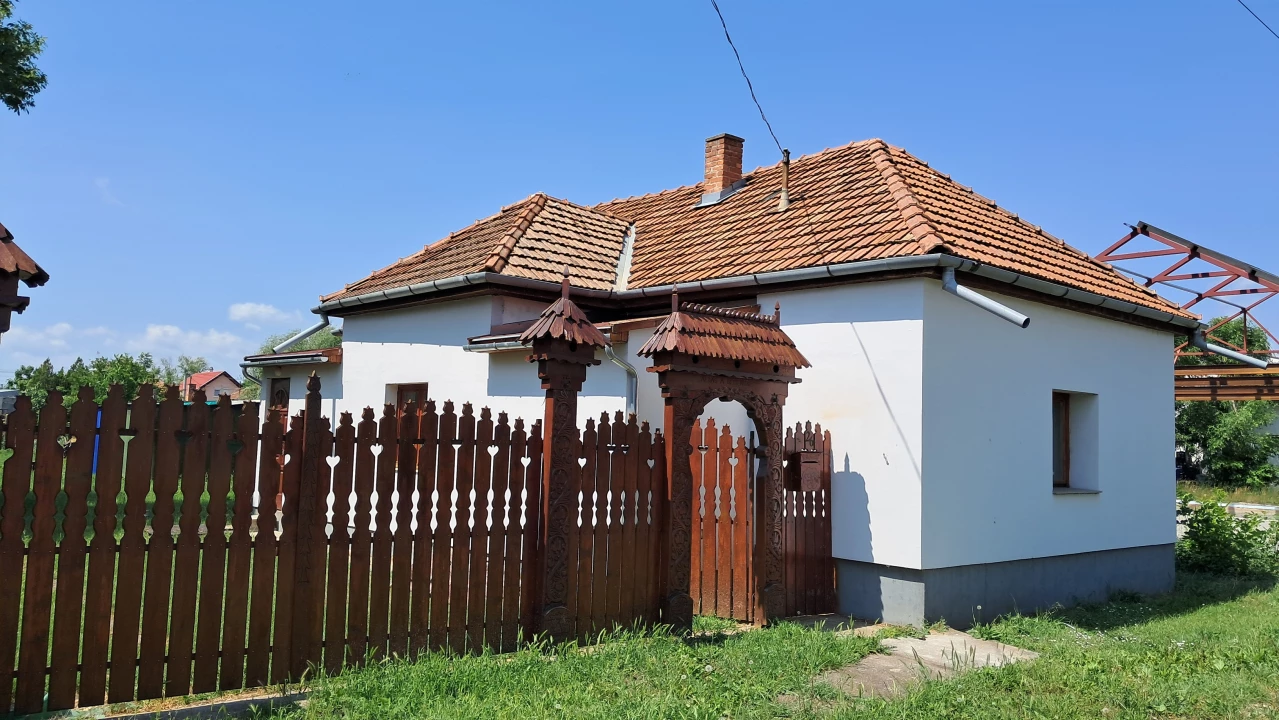 Eladó családi ház, Tiszatenyő