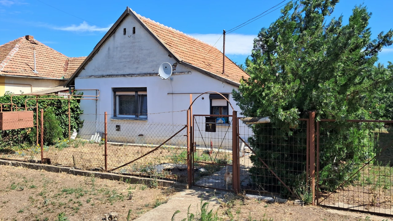 Eladó családi ház, Tiszatenyő