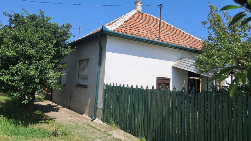 Eladó családi ház, Tiszatenyő