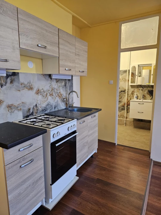 Eladó panellakás, Szolnok