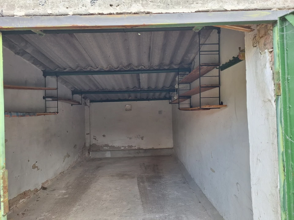 Eladó egyedi garázs, Szolnok