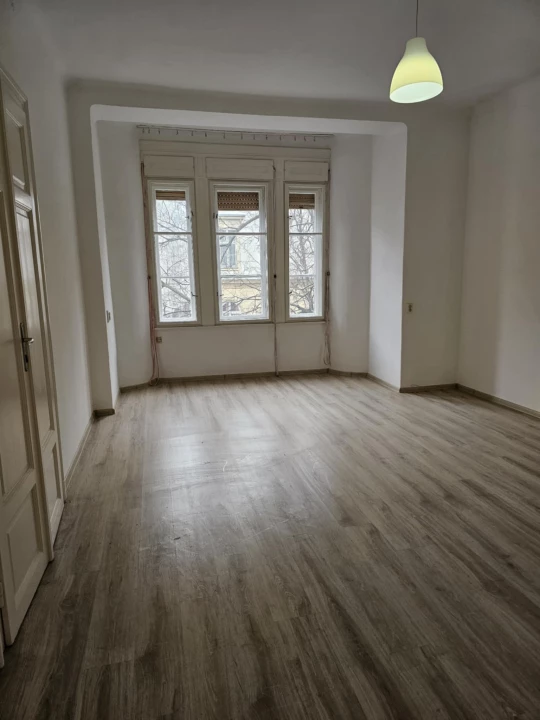 Eladó téglalakás, Szolnok