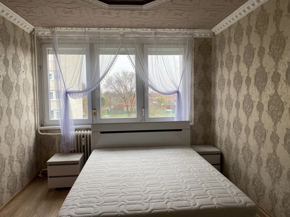 Eladó panellakás, Szolnok