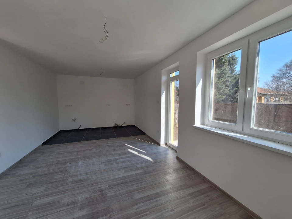 Eladó sorház, Szolnok