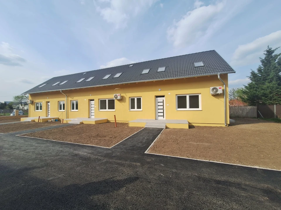 Eladó sorház, Szolnok