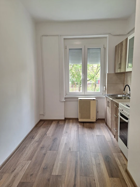 Eladó téglalakás, Szolnok