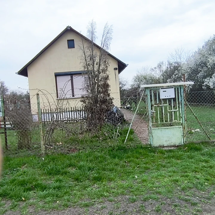 Eladó hétvégi ház, Szolnok