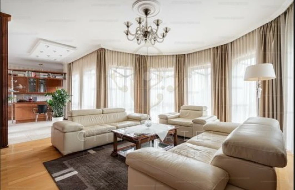 XII. ker.különleges, 400 nm-es lakóterülettel, medencés, panorámás családi ház eladó.