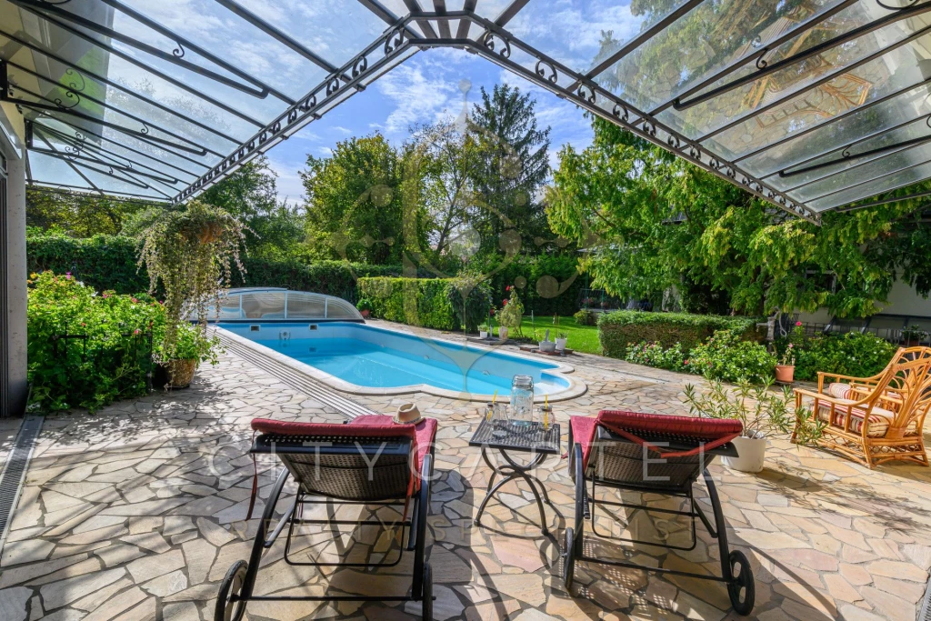 Klasszikusan elegáns, nagypolgári luxus családi ház eladó Alsógöd csendes mellékutcájában!