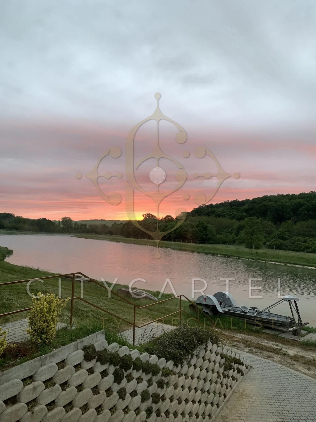 Eladó villa, kastély, Csikóstőttős