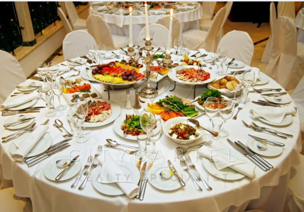 MEGSZÁLLOTT VÁLLALKOZÓKNAK! Étterem eladó Bölcskén!